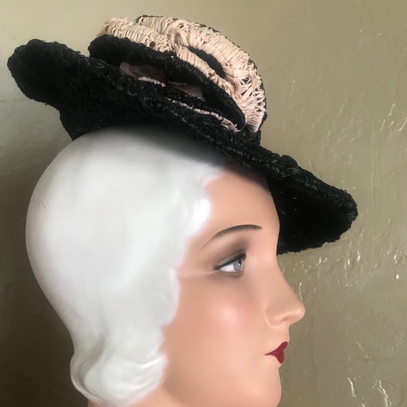 LOVELY 1930s\' SOFT BLACK & LIGHT PINK TILT HAT TRIMMED WITH STRAW \